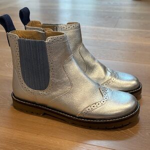 Mini Boden Girls Size 2.5 Metallic Silver Boots with Navy Elastic.